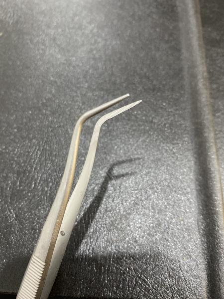 Kẹp gắp có răng cưa